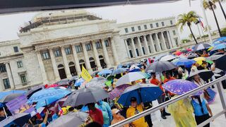 Manifestantes en Puerto Rico celebran una misa obrera