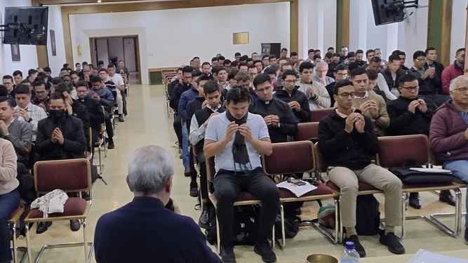 Seminaristas meditando en Bogotá con Pablo d'Ors