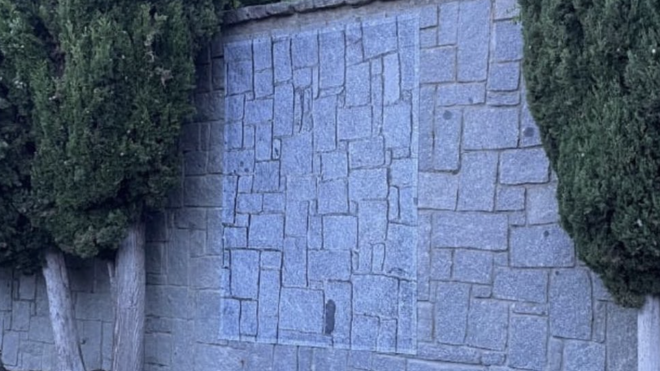 Tapiada la placa franquista en el Cerro de los Ángeles
