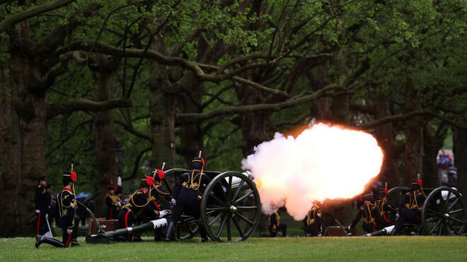 Salvas de cañón en Londres celebran el aniversario de Carlos III