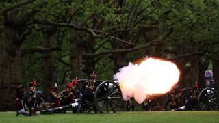 Salvas de cañón en Londres celebran el aniversario de Carlos III