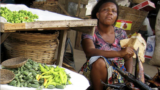 Vendedora de verduras en el mercado de Hanoukope