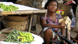 Vendedora de verduras en el mercado de Hanoukope