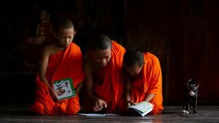 Jóvenes estudiantes budistas