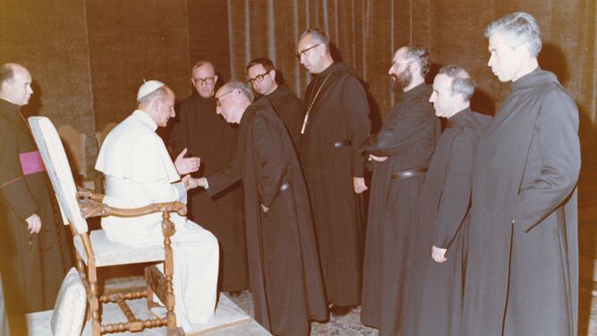 Pablo VI con los abades Cassià y Gabriel y los monjes de Montserrat que fueron al Instituto Ecuménioc de Tantur