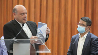 Mons. Francisco Javier Acero durante la firma de los Compromisos por la Paz