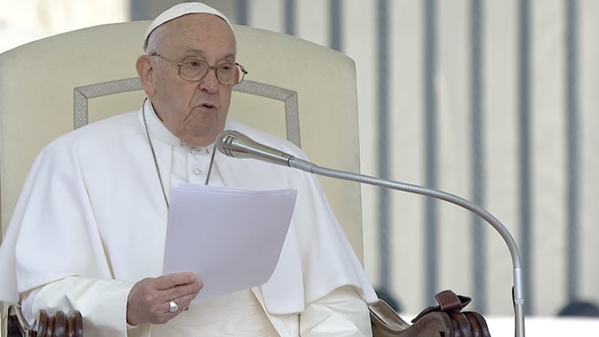 Francisco durante la catequesis