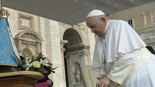 Francisco se inclina ante la Virgen de Luján, patrona de Argentina