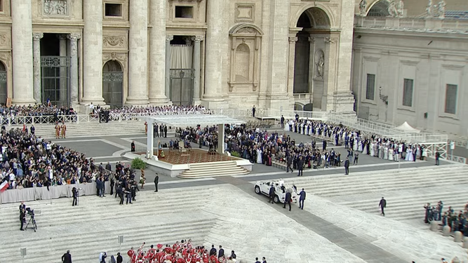 El papamóvil se dirige hacia el altar en la plaza de San Pedro