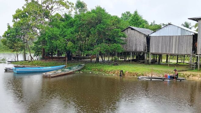 Mujer lavando ropa en Cushillo Cocha (río Amazonas)