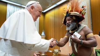 Francisco saluda a Mundiya Kepanga, líder indígena de Papúa Nueva Guinea