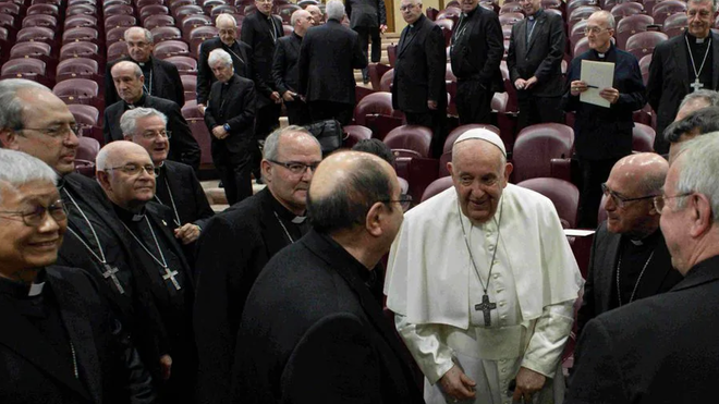 Francisco, con los obispos españoles; a la izquierda, el prefecto para el Clero