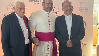 Monseñor Yoannis Lahzi Gaid, con el padre Ángel y el padre Carlos