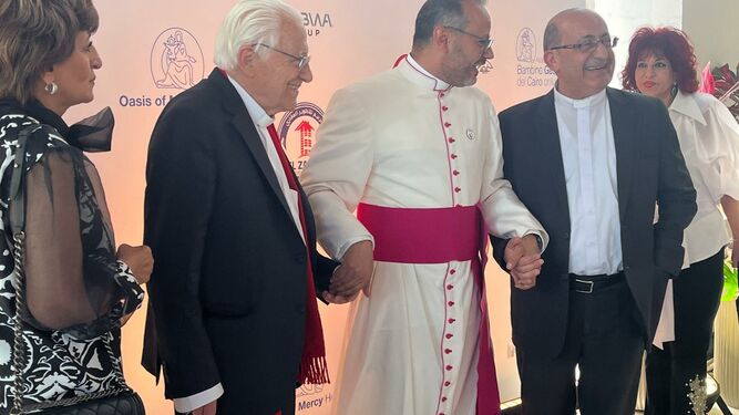 Monseñor Yoannis Lahzi Gaid, con el padre Ángel y el padre Carlos