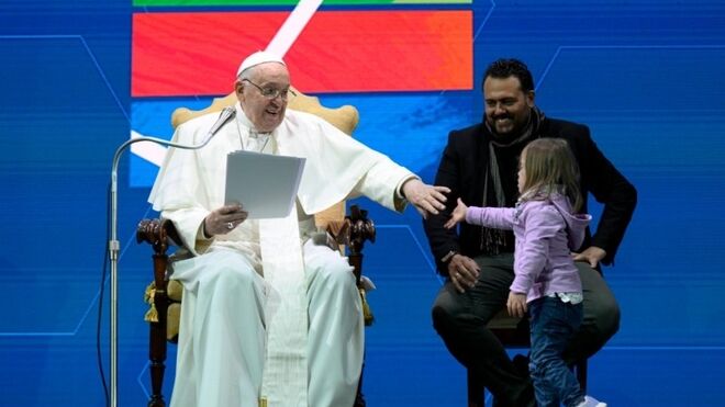 El Papa saludó a una niña italiana