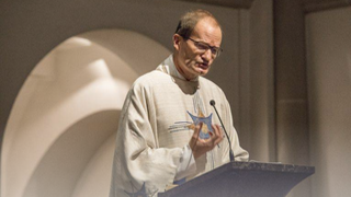 Pfeffer pide el fin del celibato: "La profesión sacerdotal está casi en extinción"