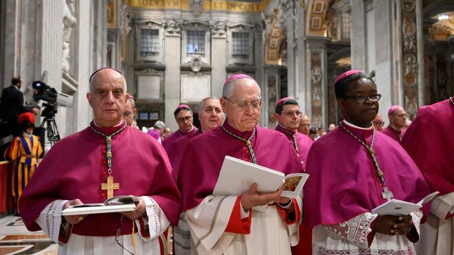 A la izquierda, monseñor Rino Fisichella, pro-prefecto del dicasterio para la Evangelización