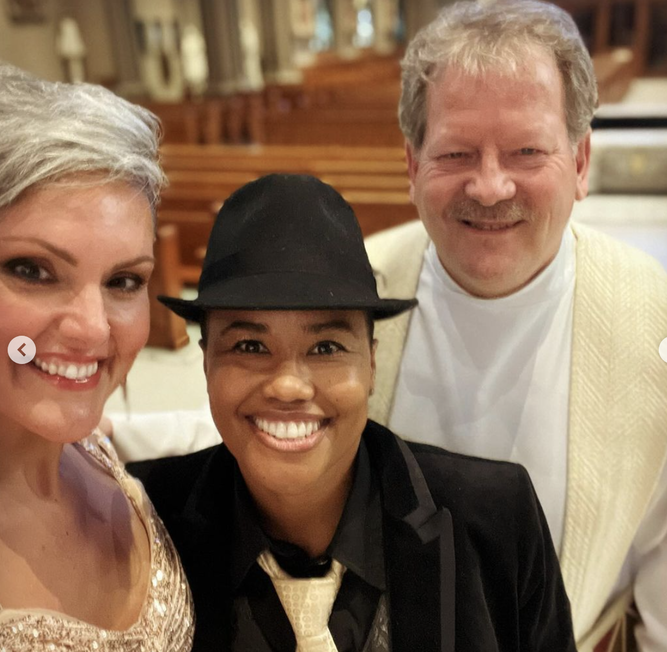 El Padre Williams y la pareja bendecida