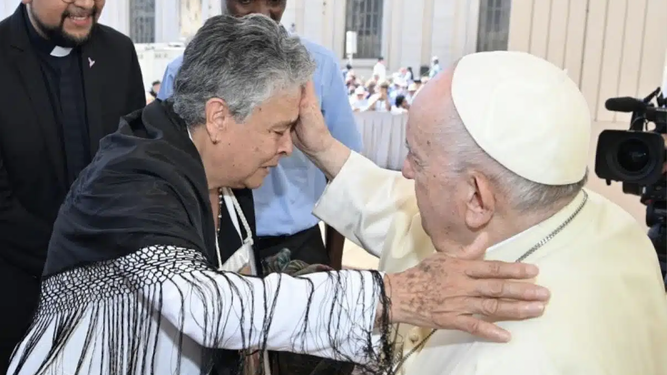 María Herrera, una de las madres buscadoras, con el papa Francisco