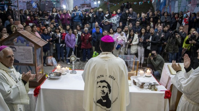 Misa ante la tumba del padre Mugica, en Villa 31