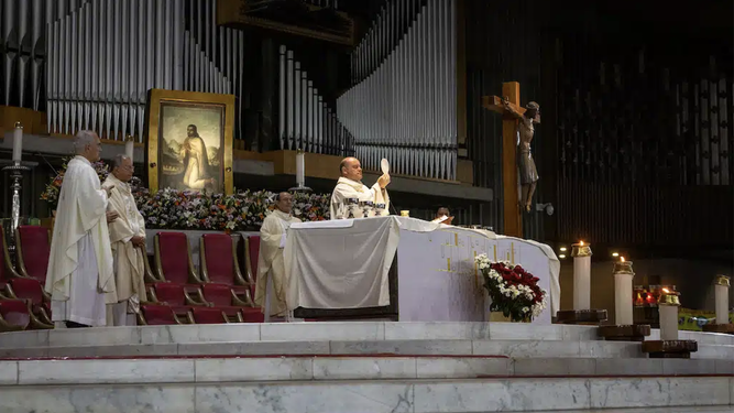 Monseñor Acero preside la misa en honor de las madres buscadoras en la basílica de Guadalupe