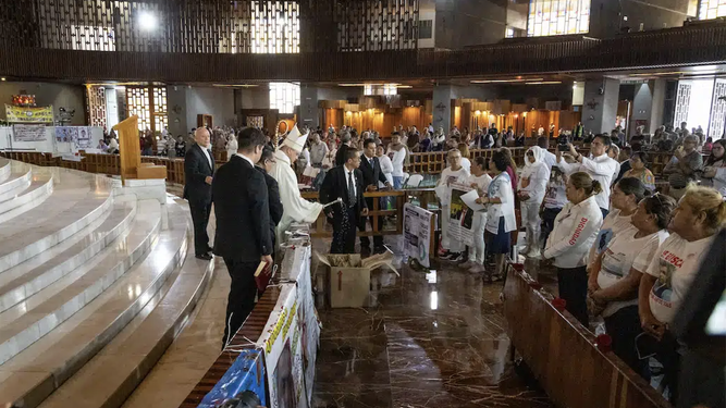 El obispo auxiliar monseñor Acero recibe a las madres buscadoras en la basílica de Guadalupe