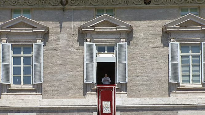 Francisco, asomado al balcón del palacio apostólico
