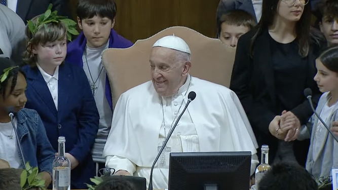 El Papa, con los niños participantes en la mesa redonda