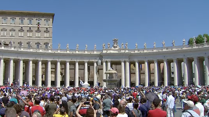 Los fiieles esperan a que el Papa se asome al balcón del palacio apostolico