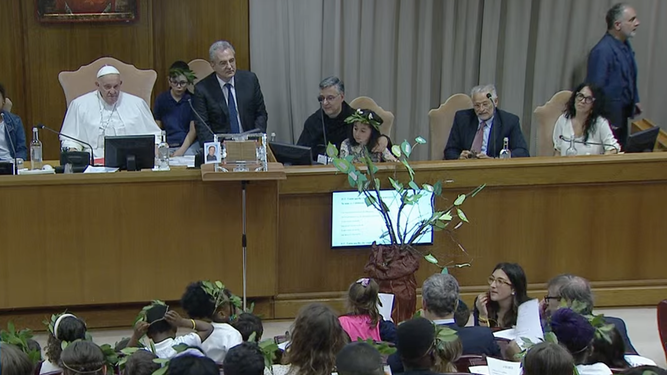 Un momento de la mesa redonda del Papa con los niños