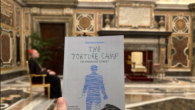 El libro que Oleksandra Matviichuk entregó al Papa Francisco