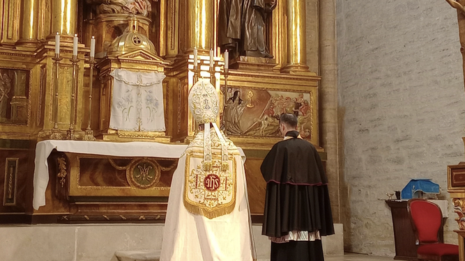 Misa privada con el 'obispo' siguiendo el rito preconciliar