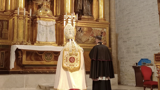 Misa privada con el 'obispo' siguiendo el rito preconciliar