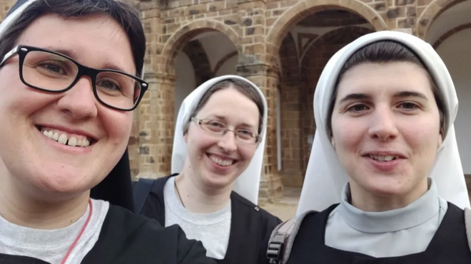 Sor Marta (dcha) con otras dos monjas benedictinas