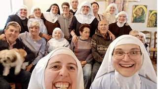 Las monjas, con algunos familiares y el 'cura' que las atiende