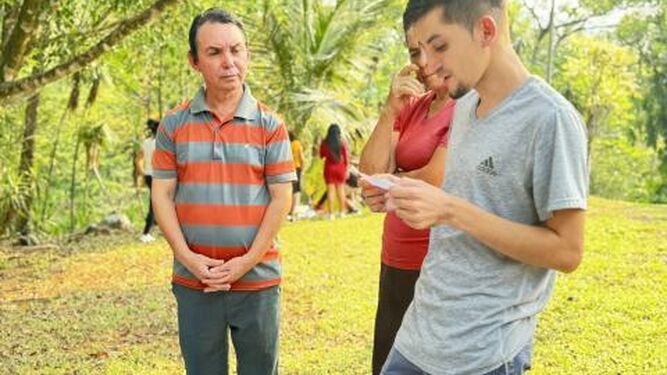 Jóvenes, acompañados por Julio Rivera, izquierda, un sobreviviente de la masacre del río Sumpul