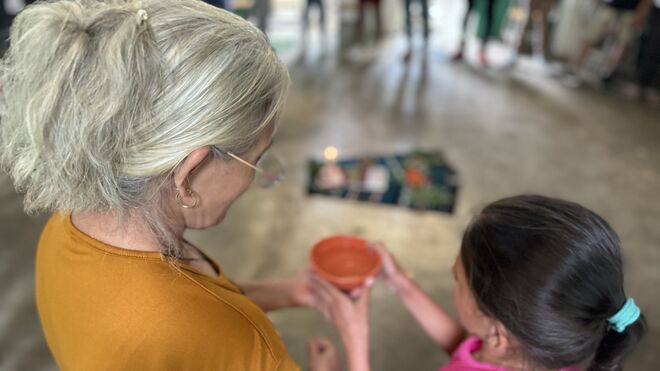 Una superviviente de la masacre en Artacao, El Salvador, con una niña
