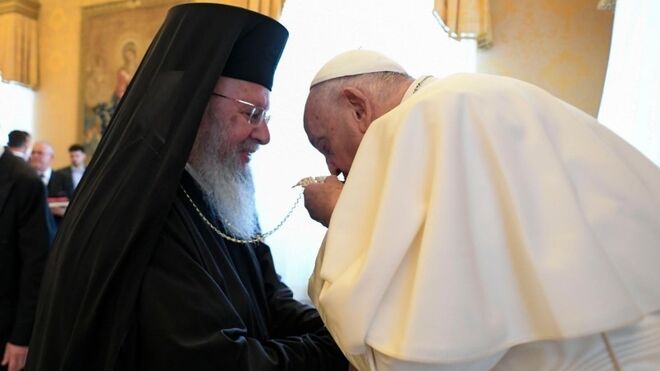 El Papa besa la cruz del metropolita Agathanghelos