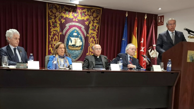 De izquierda a derecha: D. Adolfo Suárez Illana, Dña. Lydia Jiménez, D. José Luis Sánchez, D. Leopoldo Calvo-Sotelo y, desde el atril, D. Vicente Garrido.
