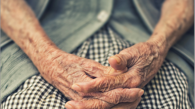 Las manos de una abuela