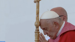 Francisco escucha el Evangelio