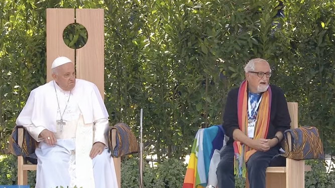 Francisco escucha las preguntas