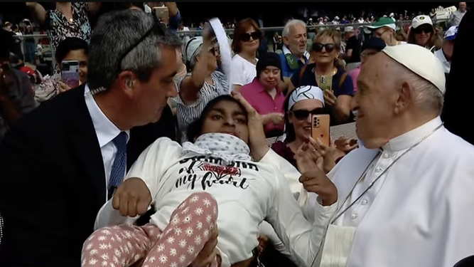 El Papa bendijo a una joven enferma