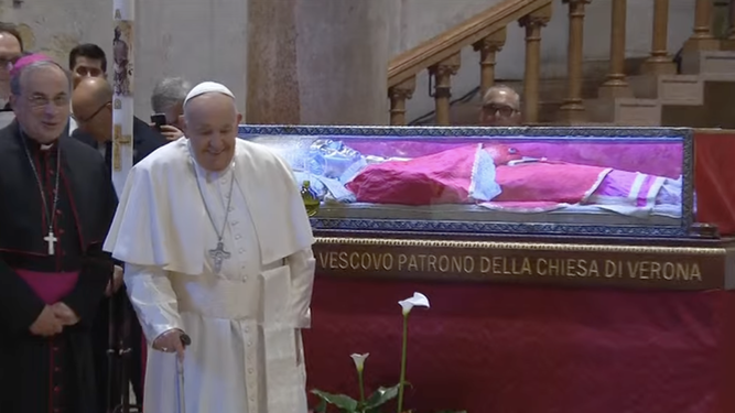 El Papa, junto al féretro de San Zenón