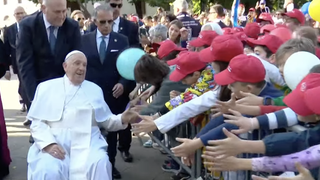 El Papa saluda a los niños en Verona