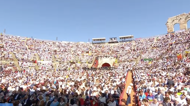 Un abarrotado Arena de Verona