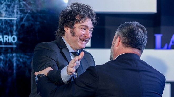Milei se abraza a Abascal en el foro de La Razón