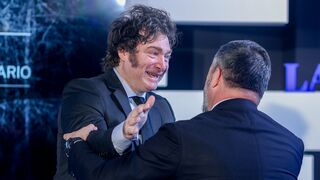 Milei se abraza a Abascal en el foro de La Razón