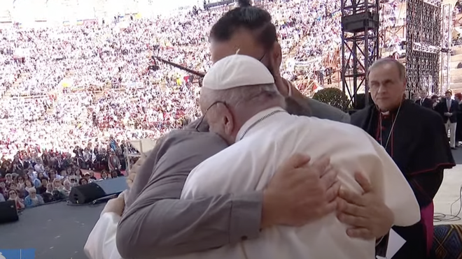 El abrazo del Papa y los jóvenes palestino e israelí