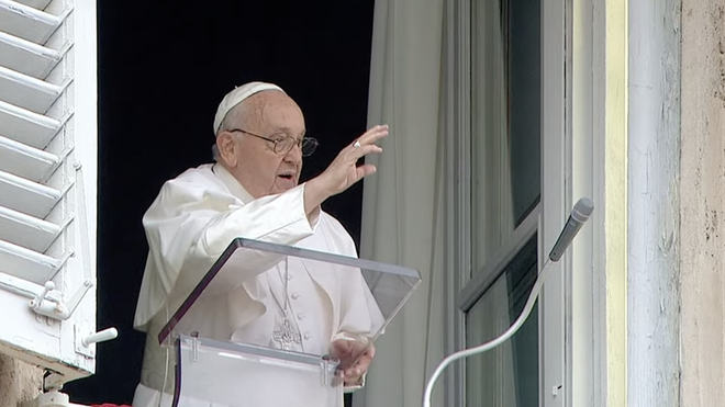 El Papa, saludando a los fieles